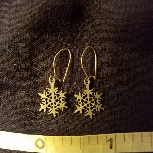 Holiday Jewelry - Vintage Snowflake Pierced Earrings - Picture 2 of 2